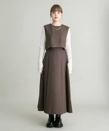 다크 브라운 셋업 크롭 탑과 플레어 스커트