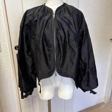 사카이 블랙 새틴풍 크롭 자켓