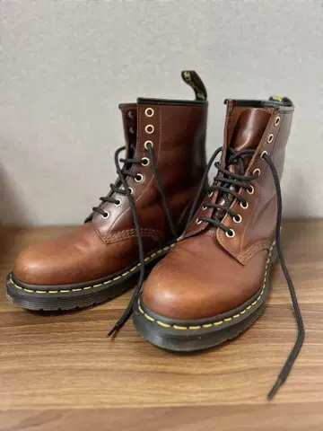Dr. Martens 브라운 워크 부츠