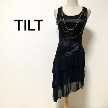 TILT 블랙 광택 원단 비쥬 디자인 티어드 밑단 슬리브리스 드레스