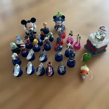 캐릭터 및 신발 모양 피규어 컬렉션