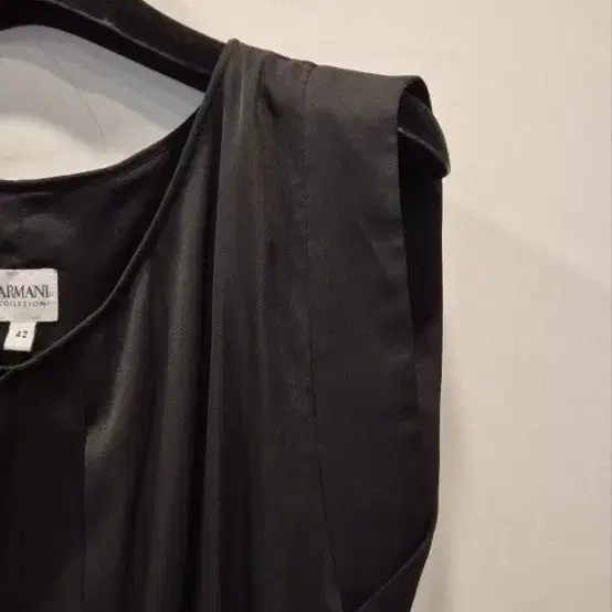 ARMANI COLLEZIONI ブラック ワンピース 42 Armani Collezioni 42 Black Onepiece on Bunjang Global Site.