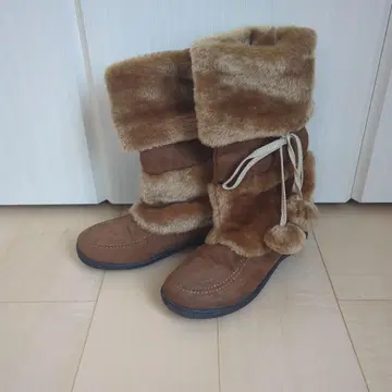 브라운 퍼가 달린 무스탕 부츠