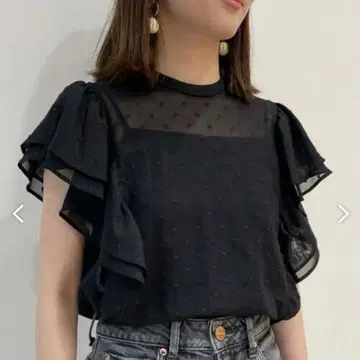 투모로우랜드 도트 자수 프릴 블라우스 시어