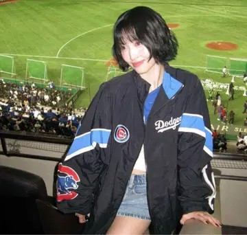 MOMO 착용 MLB 컵스 배색 나일론 자켓 (미착용 새상품)