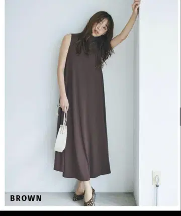 베이스먼트 온라인 브라운 하이넥 슬리브리스 롱 원피스