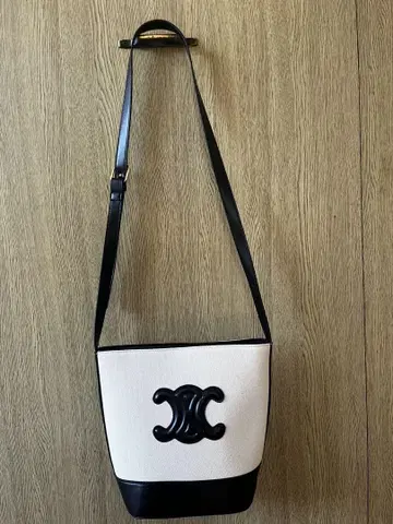 화이트 블랙 버킷형 숄더백
