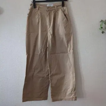 베이지 치노 팬츠 버튼 포함