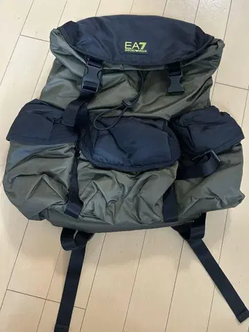 EA7 올리브 그린 백팩