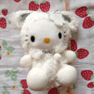 고양이 귀가 달린 흰색 봉제 인형