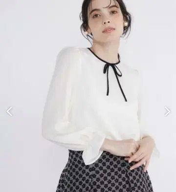 Maglie le cassetto 캔디 슬리브 배색 블라우스
