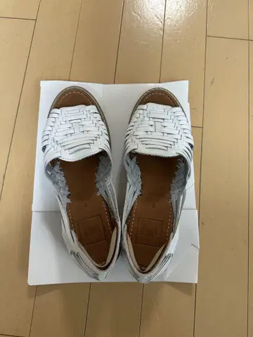 WOVEN 화이트 뜨개질 디자인 통굽 샌들 사이즈 8