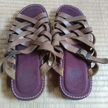 CEDAR CREST 브라운 크로스 스트랩 샌들