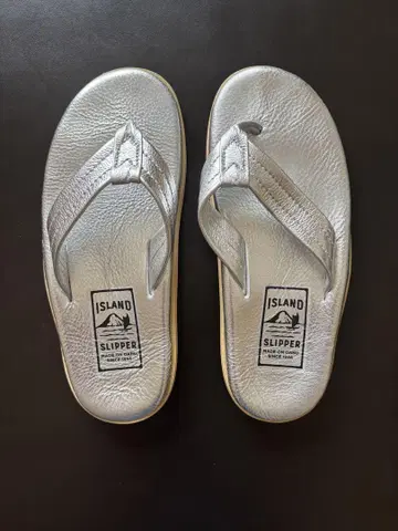 ISLAND SLIPPER 실버 샌들