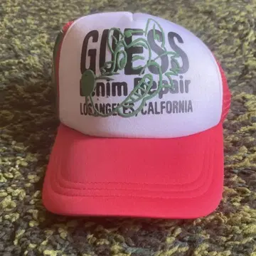GUESS MARKET 트래커 햇 화이트/레드