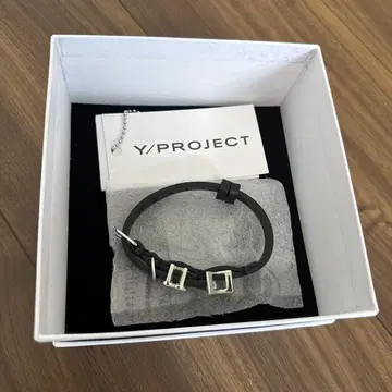 Y/PROJECT 블랙 가죽 팔찌