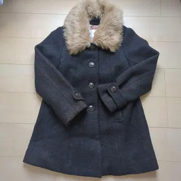퍼가 달린 다크 그레이 울 피코트
