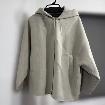 스터닝 루어 후드 부착 그레이 케이프 코트
