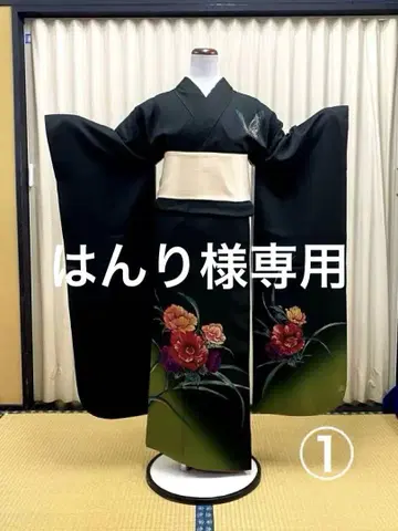 검은 나비와 꽃무늬가 모던하고 세련된 후리소데