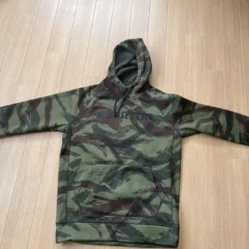BURTON 카모 패턴 후드 부착 후드티
