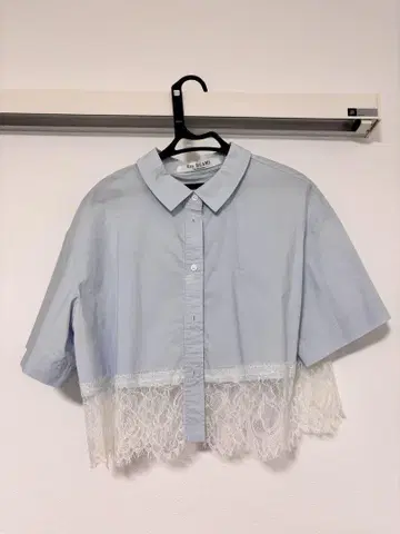 Ray BEAMS 밑단 레이스 크롭 블라우스