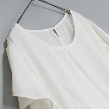 프릴 블라우스 부드럽고 내추럴한 느낌