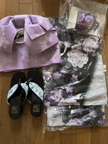 보라색 꽃무늬 유카타, 오비, 조리, 머리 장식 세트