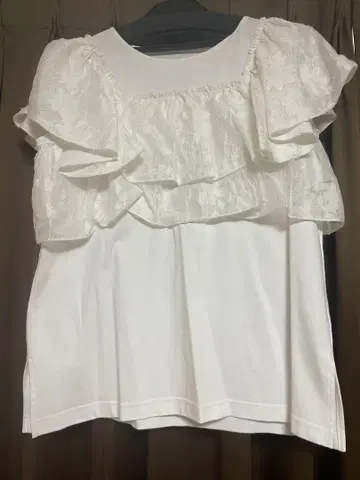 Chesty 화이트 프릴 반팔 미사용품