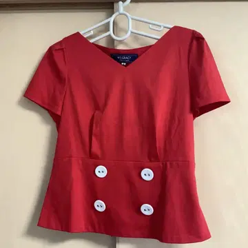 M'S GRACY 빨간색 버튼이 달린 상의