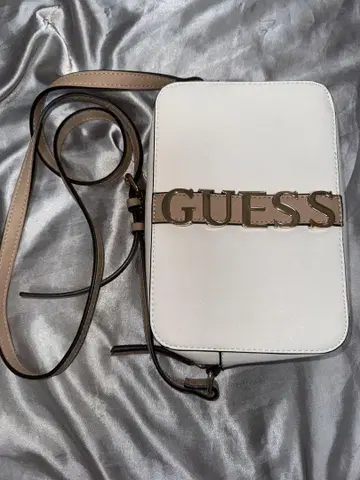 GUESS 화이트 숄더백