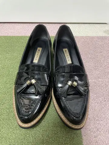 다이애나 블랙 에나멜 통굽 태슬 로퍼 22.5cm