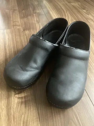 단스코 블랙 43 가죽 클로그 샌들 사보