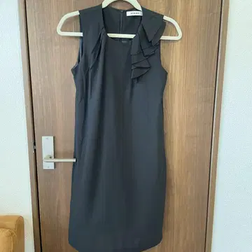 HIAND 프릴이 달린 블랙 타이트 드레스