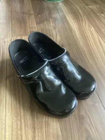 단스코 에나멜 블랙 43 크로그 샌들 사보