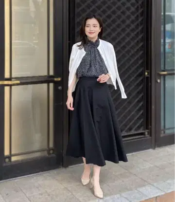 엠프리미어 블랙 플레어 스커트 네이비 34 사이즈 아나이 원하는 쪽