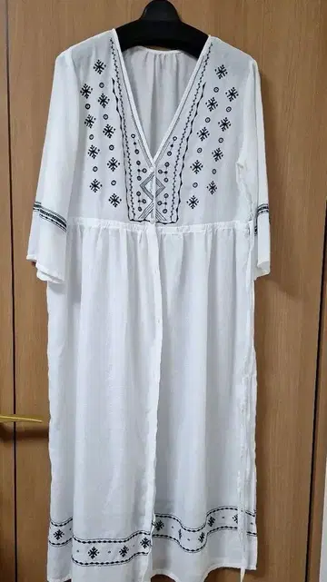 화이트 V넥 자수 긴팔 원피스