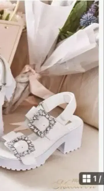 미셸 마카롱 비쥬가 달린 화이트 샌들 S 사이즈