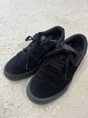 SUPRA 수프라 스니커즈 로우 컷 블랙 스웨이드