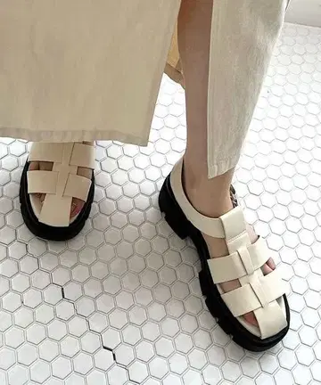 통굽 와이드 스트랩 구르카 샌들