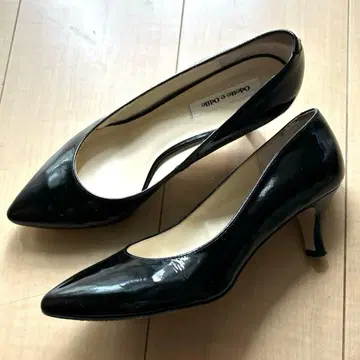 오데뜨 앤 오딜 에나멜 펌프스 23cm