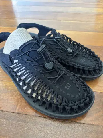 KEEN UNEEK 블랙 샌들 뜨개질 디자인