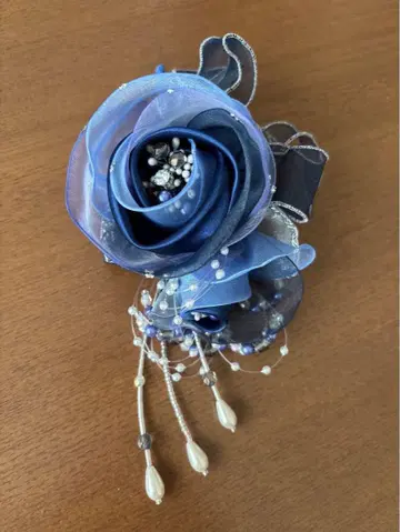 도쿄 소와르 코사지 브로치 네이비