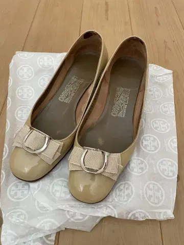 페라가모 고급스러운 베이지 펌프스 23.5cm
