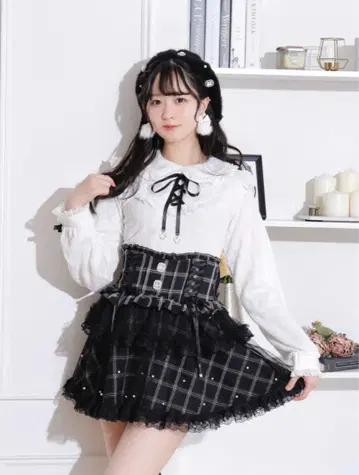 NOEMIE 노에미 아가씨 하트 참 레이스업 티셔츠