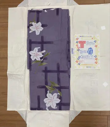 여성용 유카타 보라색 백합 패턴
