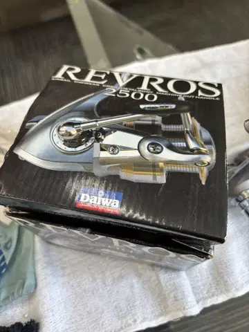 Daiwa REVROS 2500 낚시릴