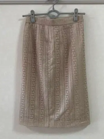 베이지 레이스 무늬 미디 스커트
