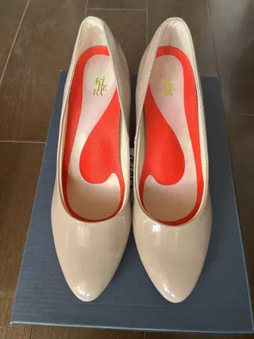 베이지 에나멜 하이힐 23.5cm