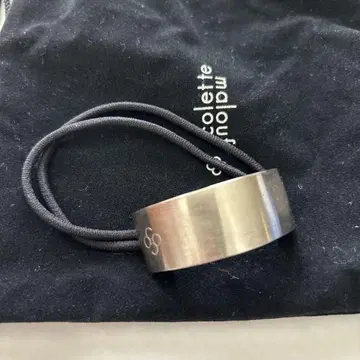 콜렛 말루프 메탈 로고 플레이트 포니