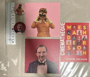 WES ANDERSON 시네마테크 한정 엽서와 캔뱃지 세트 판매